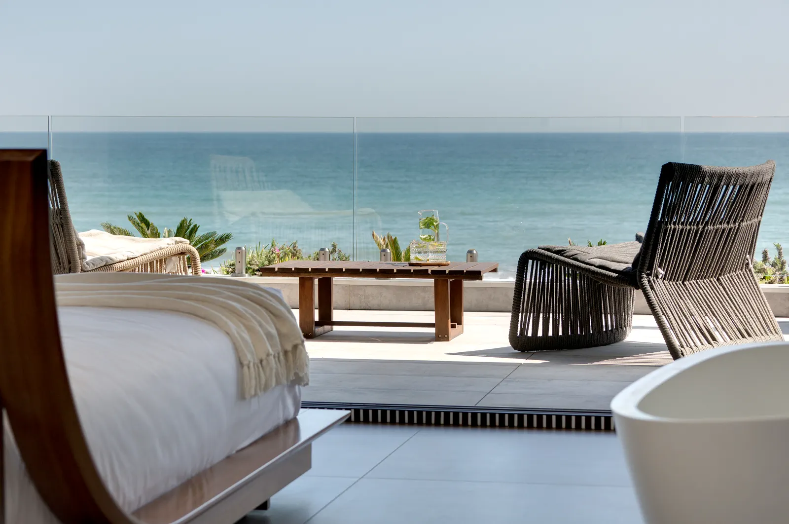 Terrasse Villa Miramar avec fauteuil face mer et lumiere douce