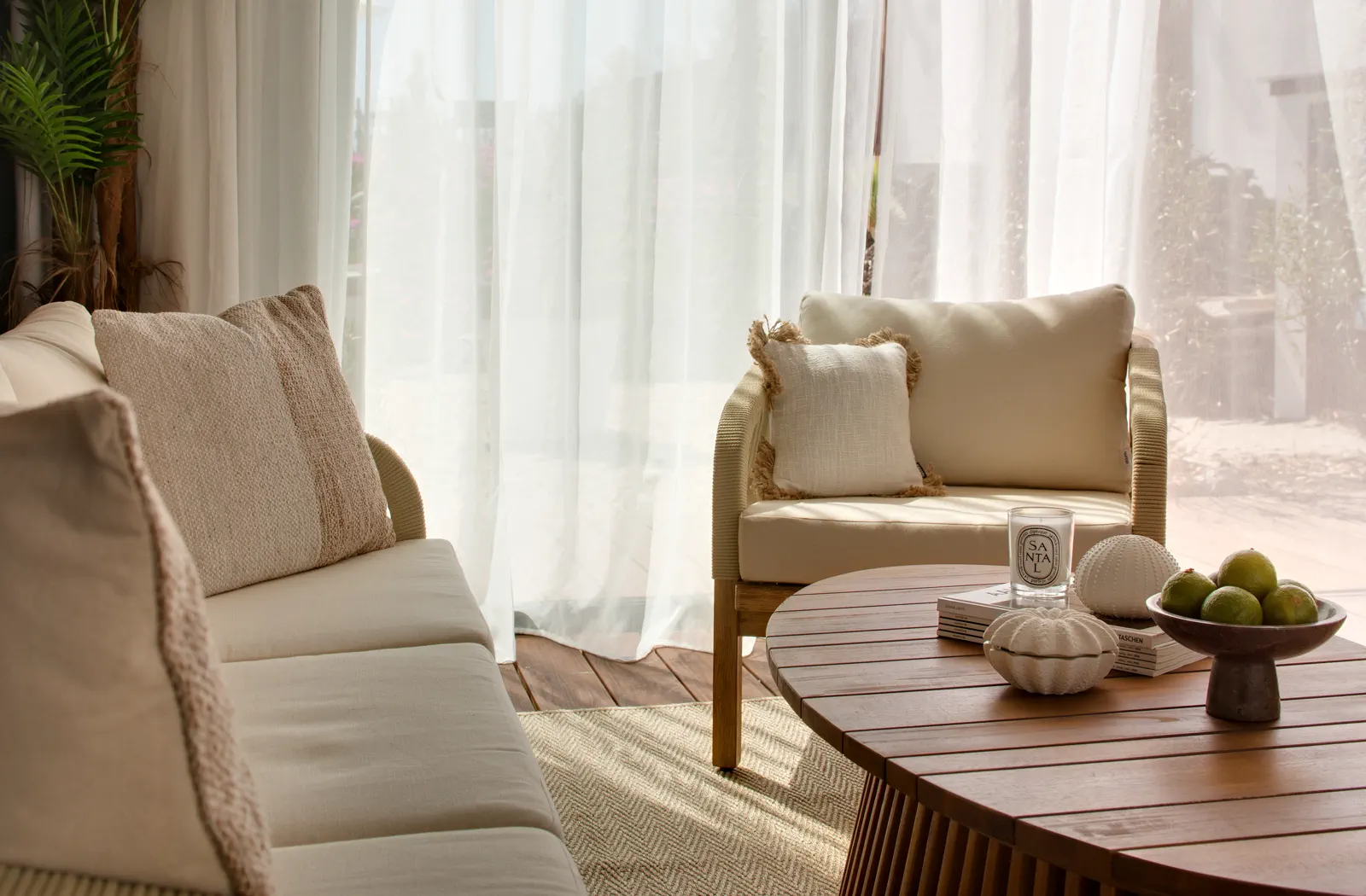 Moment lifestyle Villa Miramar entre transats, parasol et details de table