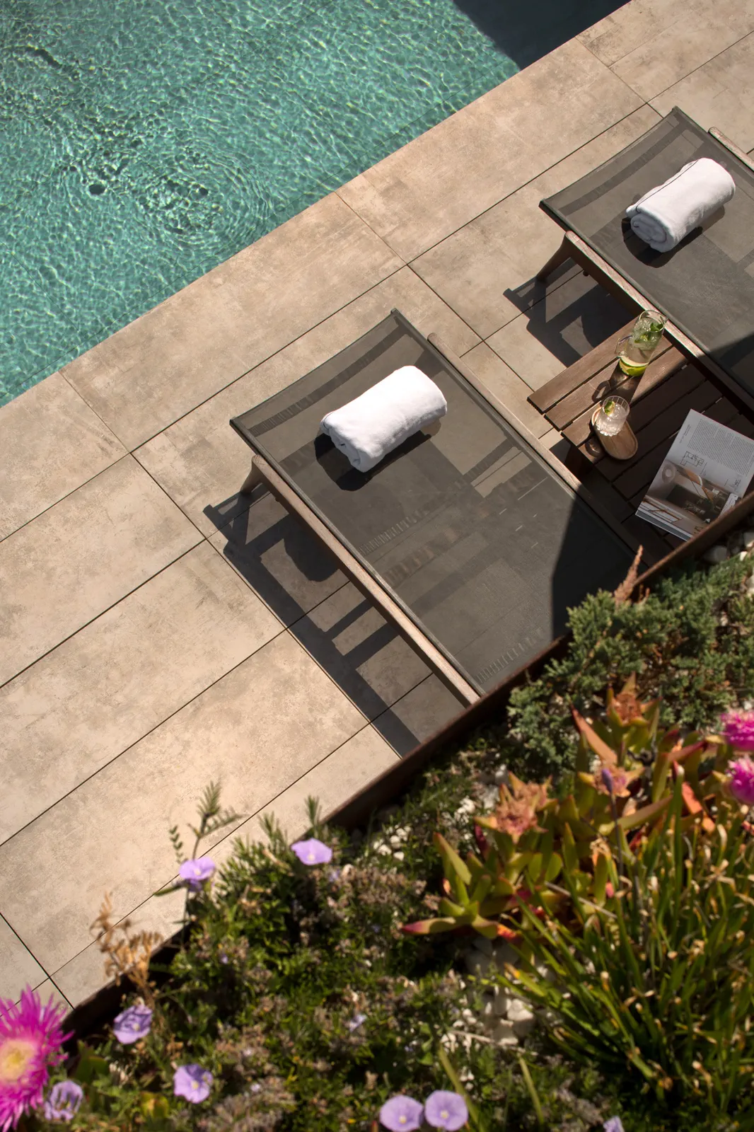 Vue editoriale Villa Miramar autour de la piscine et des transats