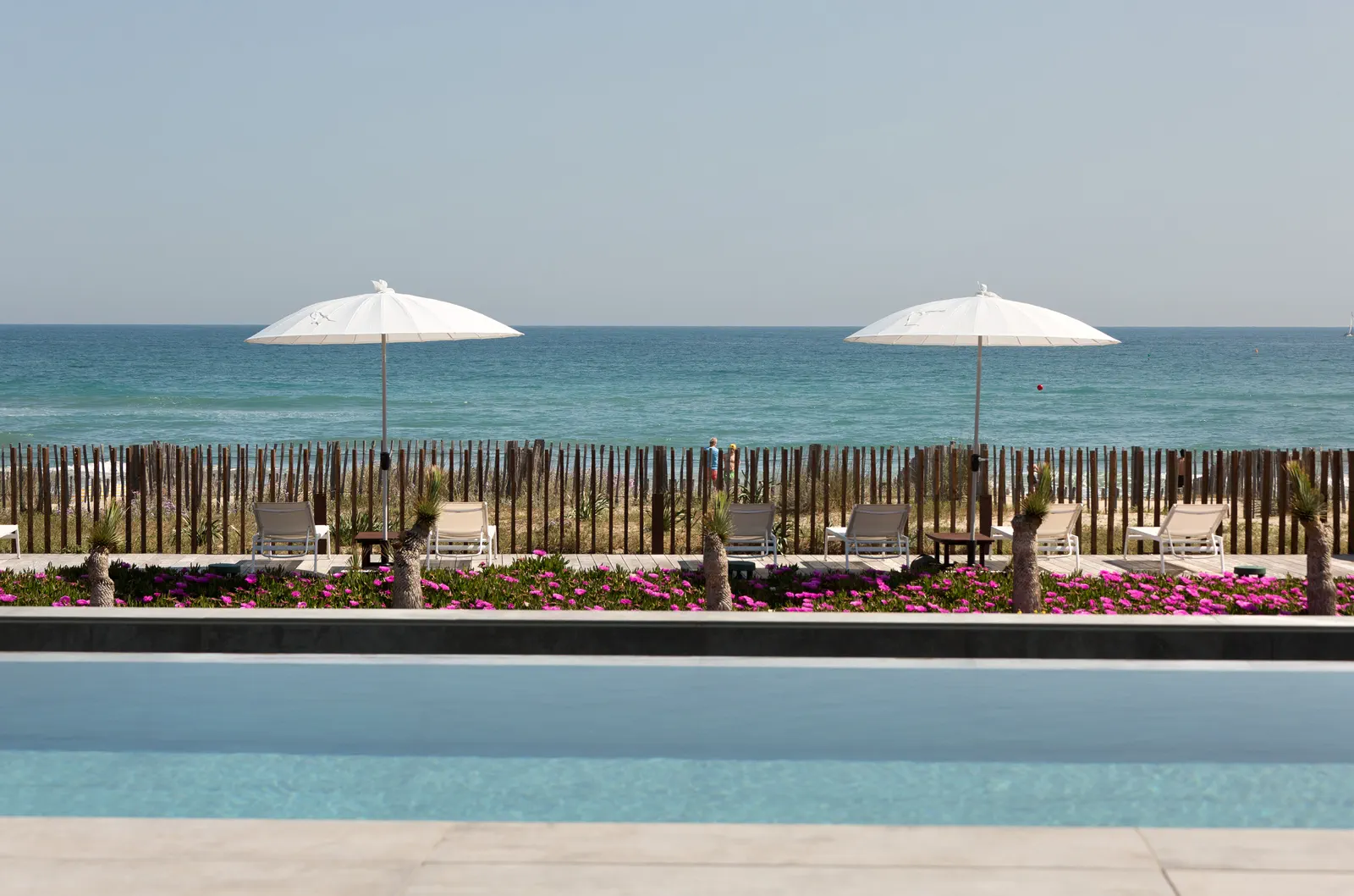 Panorama Villa Miramar avec ligne d'horizon et plage au premier plan