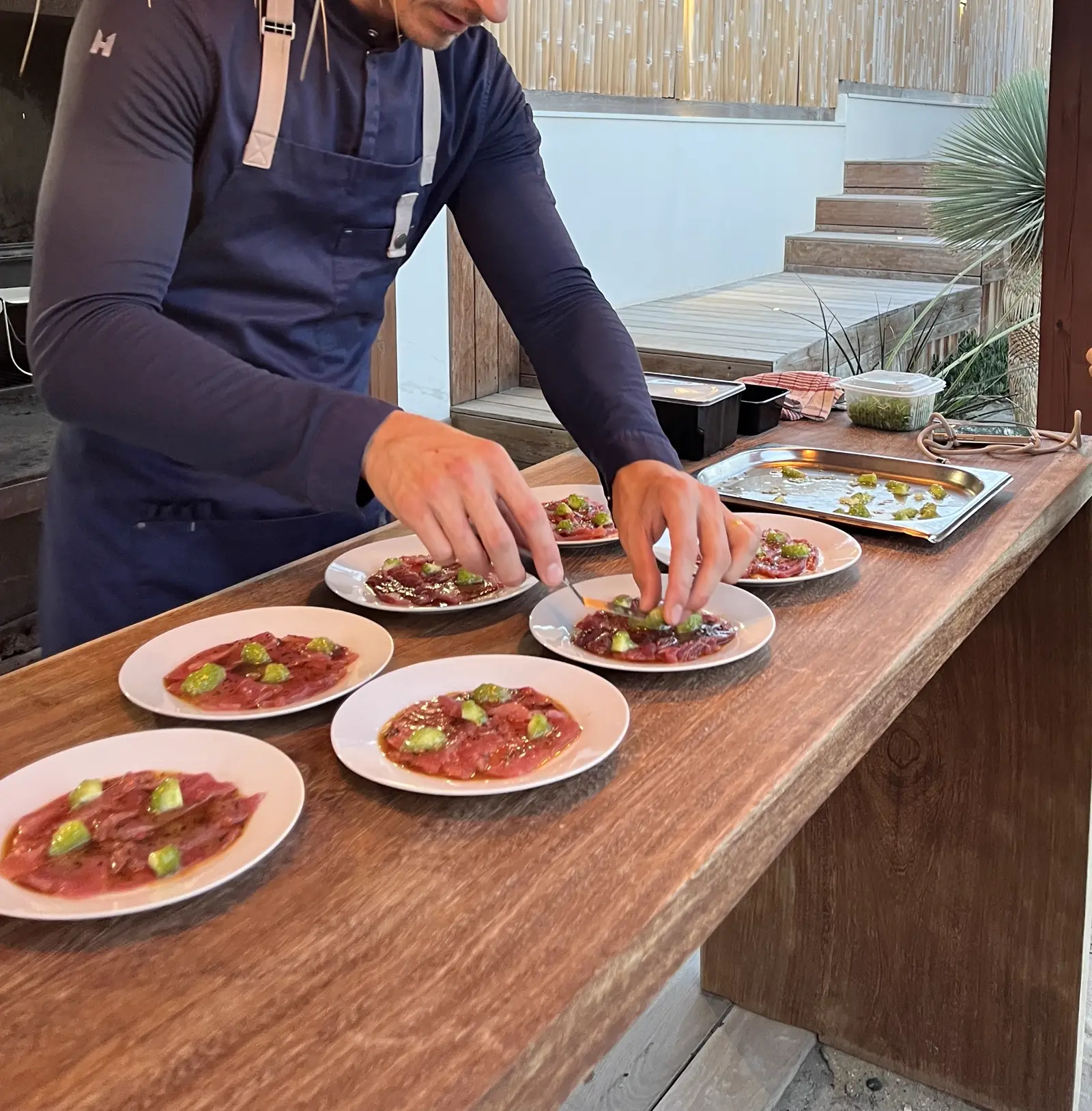 Mise en assiette lors d un evenement culinaire en petit comite