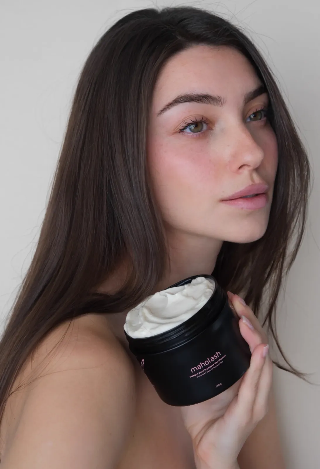 Portrait beaute et produit pour des contenus visuels de marque