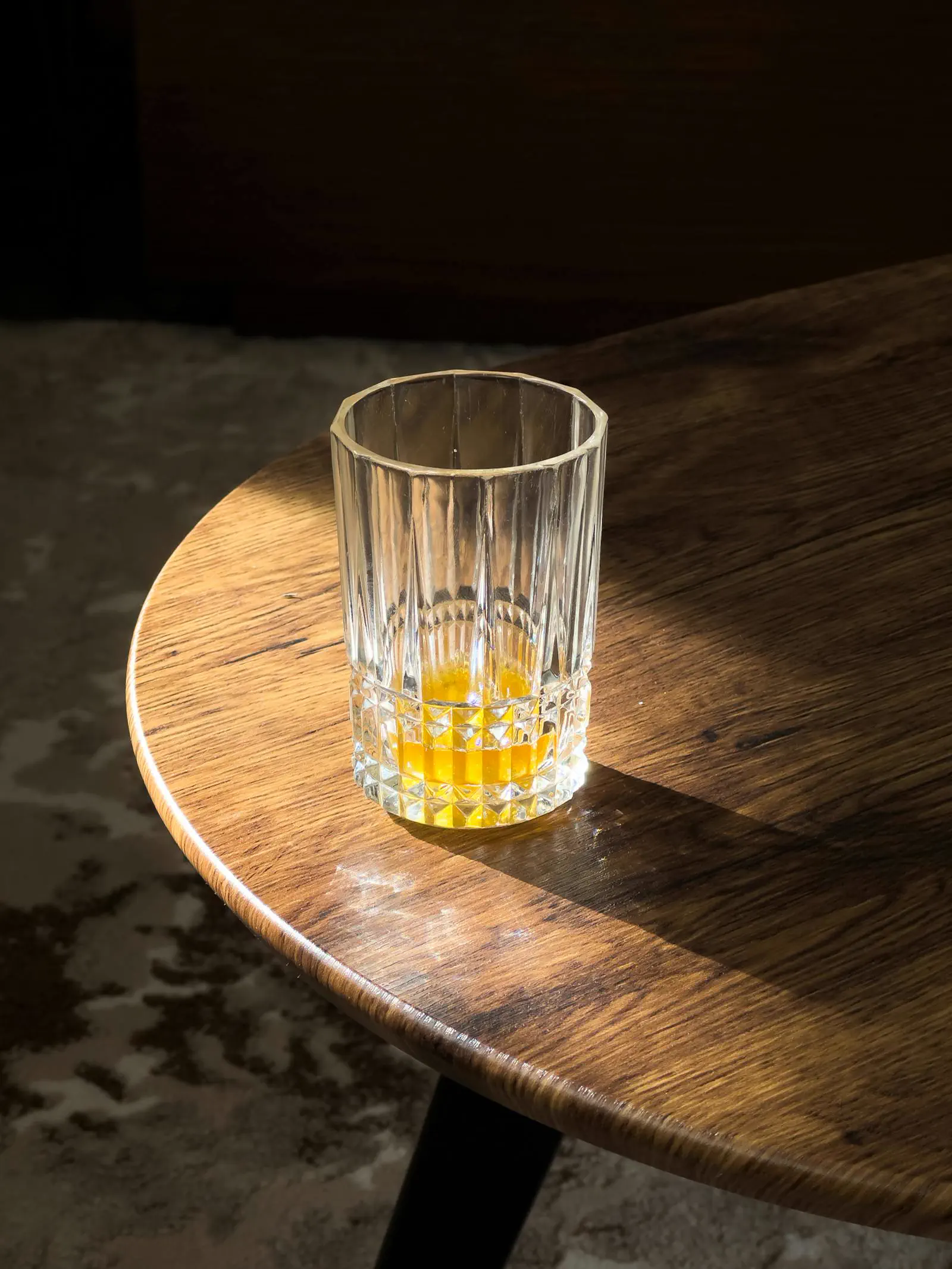 Salon lumineux et apaisant dans une ambiance premium et épurée