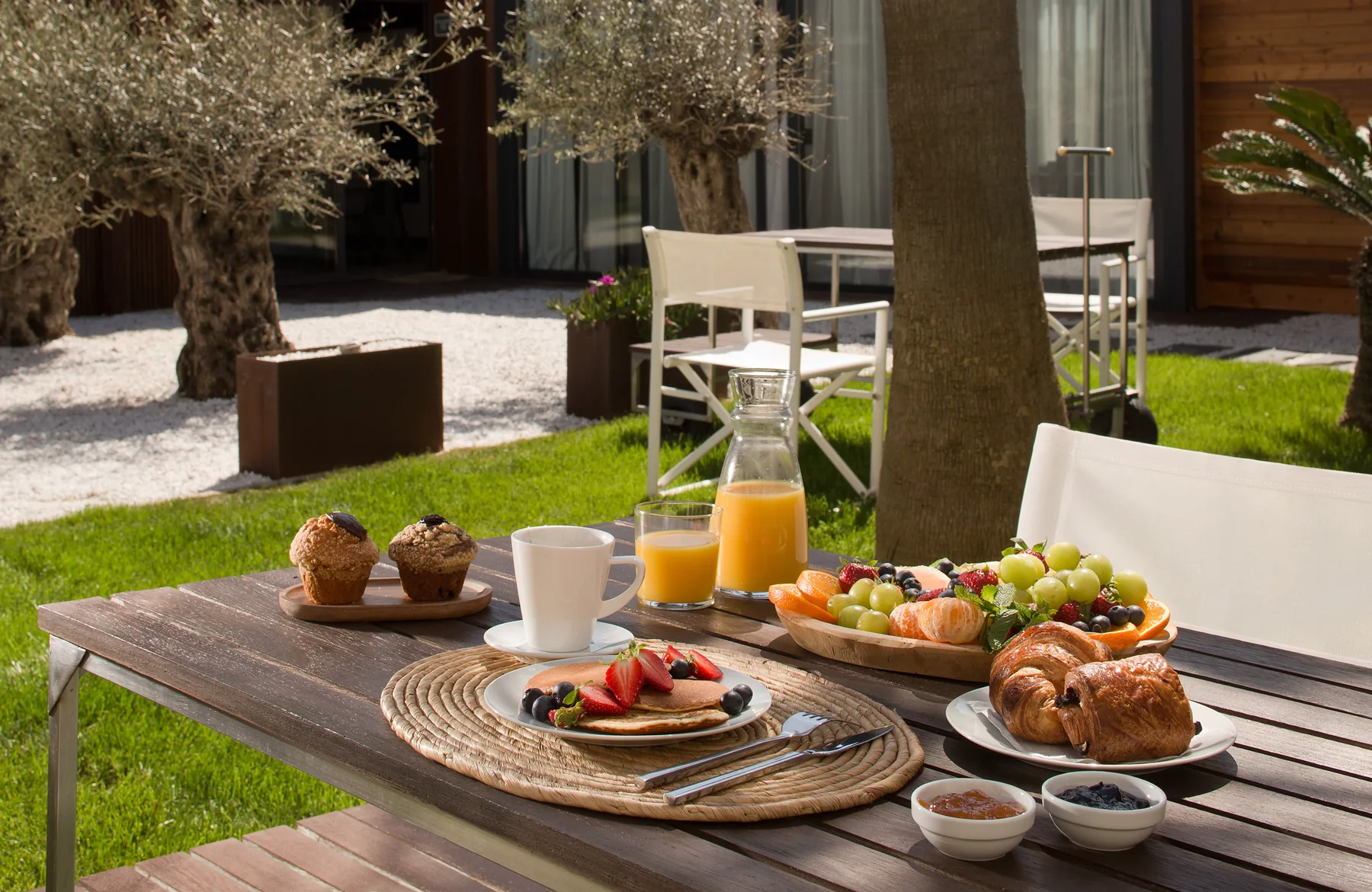 Scene lifestyle lumineuse evoquant une banque de contenus riche et un pilotage editorial sur la duree