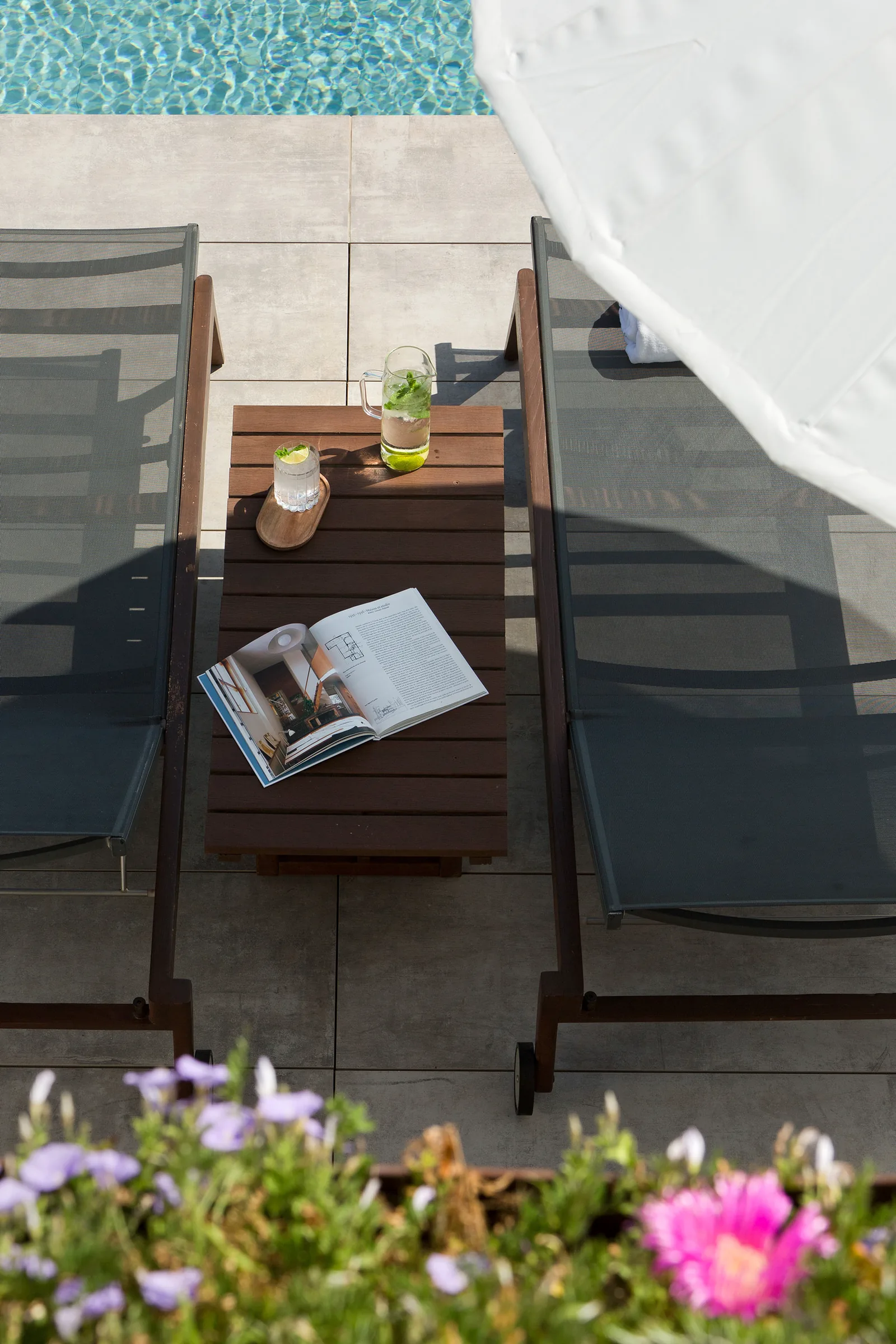 Salon Villa Miramar baigne de lumiere dans une atmosphere douce et elegante