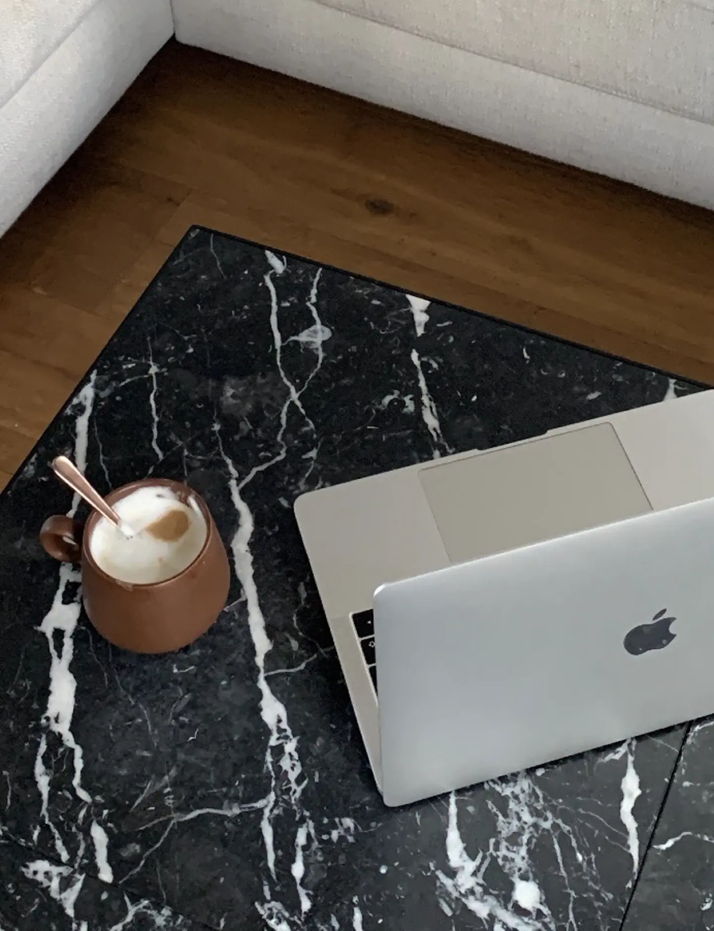 Ambiance de travail premium pour illustrer les retours clients SYNA